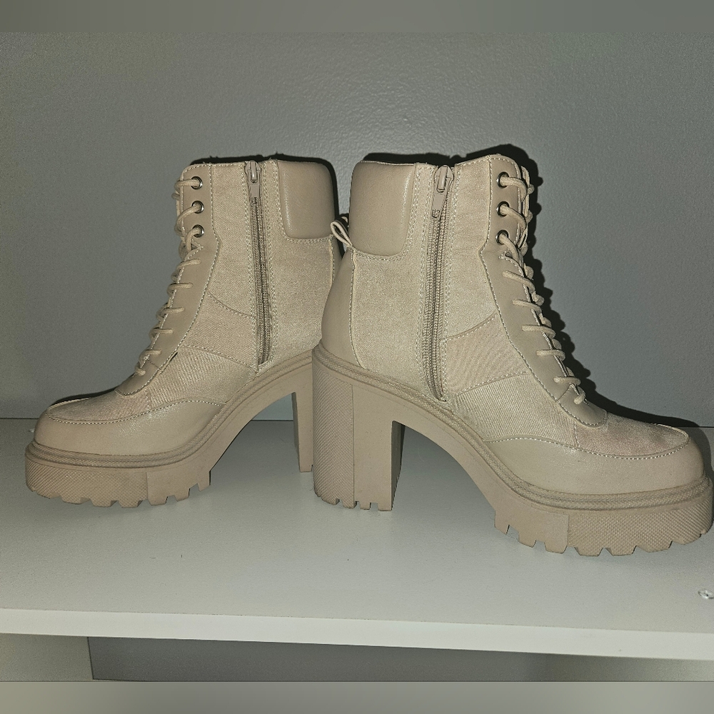 Madden Girl Beige Lace-Up Platform Lug Sole Boots - Size 9.5 - Picture 4 of 10